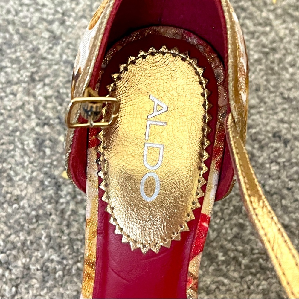 ALDO BARELY WORN SIZE 38 GOLD ACCENT PUMPS - Picture 3 of 8